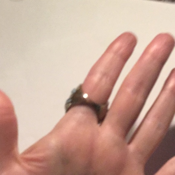 GUESS 5 band look ring
Silver /Crystal/Blue
Size 7
Chunky - Picture 3 of 7